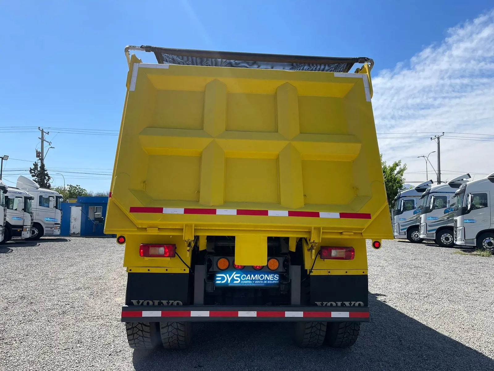 Camion Tolva Volvo FM 480 - Año 2007 - 4 Ejes - Manual - Amarillo 