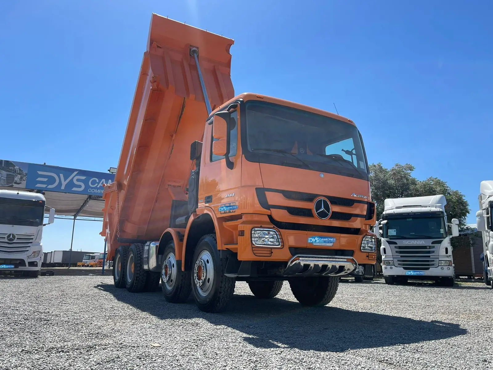 Camión Tolva Mercedes benz Actros 4144 - Año 2019 - 4 Ejes - Automatic - Naranjo 
