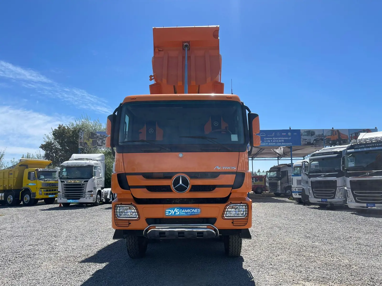 Camión Tolva Mercedes benz Actros 4144 - Año 2019 - 4 Ejes - Automatic - Naranjo 