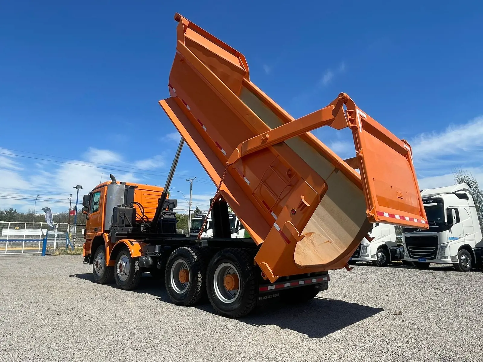 Camión Tolva Mercedes benz Actros 4144 - Año 2019 - 4 Ejes - Automatic - Naranjo 