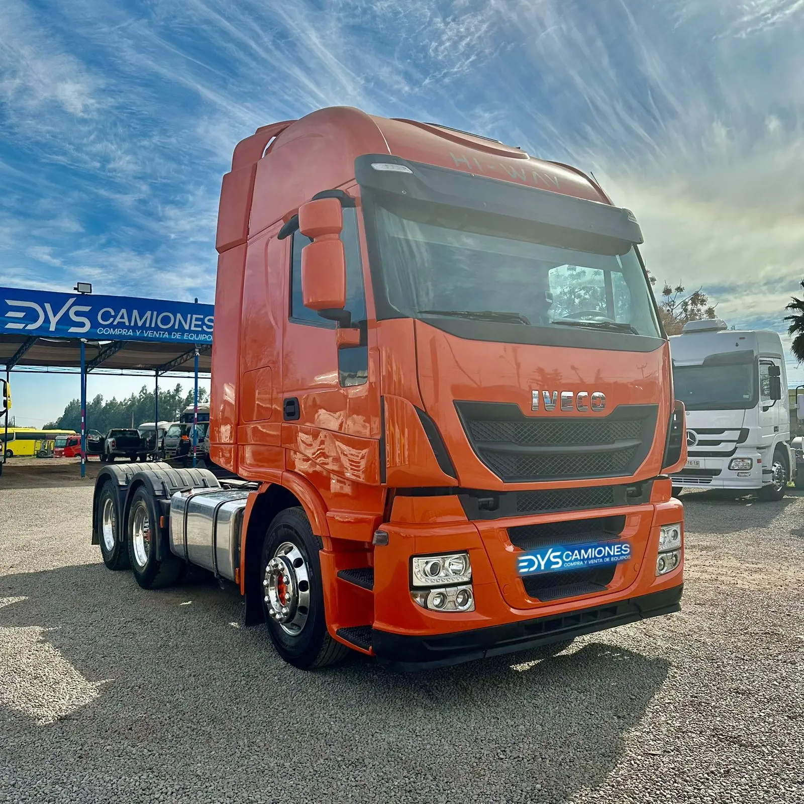 Tracto camión Iveco Stralis Hi Way - Año 2016 - 3 Ejes - Automatic - Naranjo 