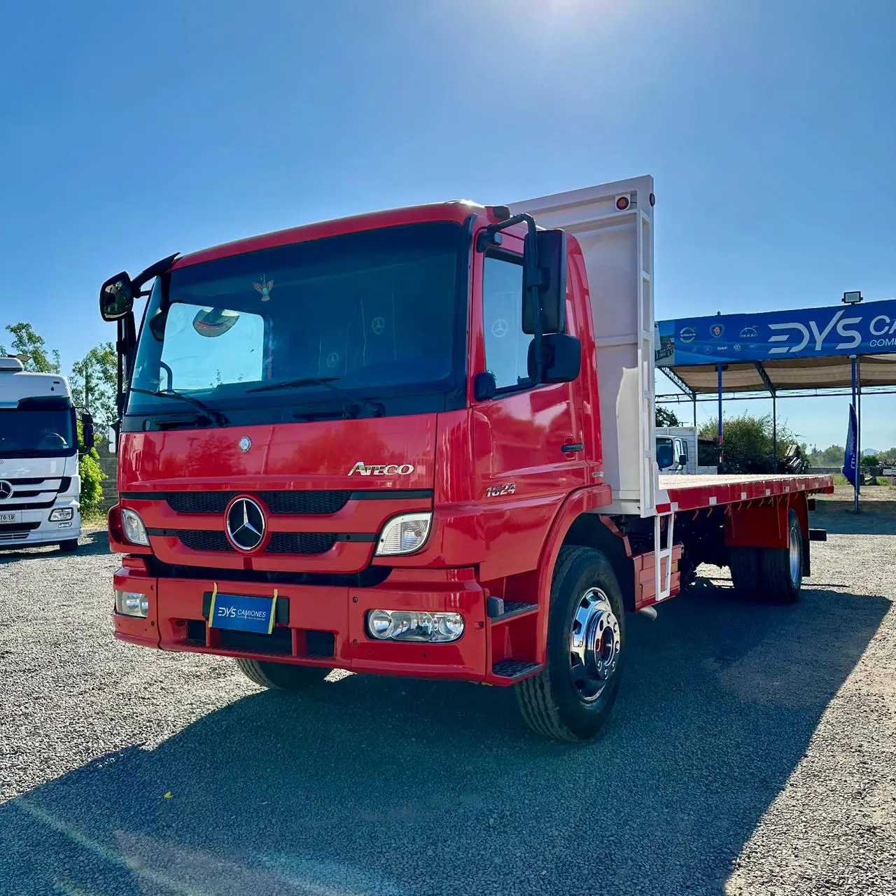 Camión Mercedes Benz Atego 1624 - Año 2017 - 2 Ejes - Manual - Rojo 